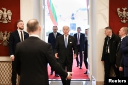 Presiden AS Joe Biden tiba di KTT Bucharest Nine (B9) NATO, di Istana Kepresidenan di Warsawa, Polandia, 22 Februari 2023. (Foto: via REUTERS)