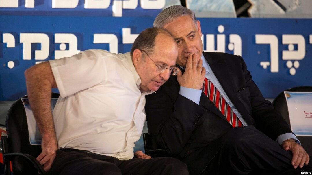 Menteri Pertahanan Israel, Moshe Yaalon (kiri) bersama PM Benjamin Netanyahu (2/9). 