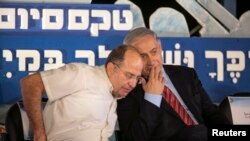 Министр обороны Израиля Моше Ялон и премьер-министр Израиля Биньямин Нетаньяху (архивное фото)