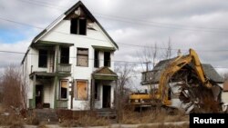 Donjeck: Lokalni stanovnici žive u šatoru u parku zbog nastavljenog granatiranja u gradu.