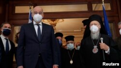 Yunanistan Dışişleri Bakanı Dendias ve Fener Rum Patriği Bartholomeos, İstanbul'daki Yunanistan Başkonsolosluğu'nda bir araya geldi.