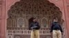 Policiers pakistanais devant la mosquée de Badshahi à Lahore, 6 juillet 2016. (Photo AP/K.M. Chaudary)