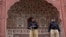 Policiers pakistanais devant la mosquée de Badshahi à Lahore, 6 juillet 2016. (Photo AP/K.M. Chaudary)