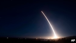 Испытательный пуск межконтинентальной баллистической ракеты Minuteman III на военно-воздушной базе Ванденберг в Калифорнии. Архивное фото 