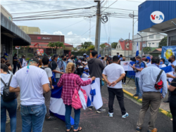 Nicaragüense no fueron atendidos por representantes de embajada de su país en Costa Rica tras plantón. [Foto Armando Gómez/VOA]