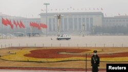 ARCHIVO: Un guardia frente a la plaza de Tiananmen de Beijing en 2021.