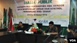 Para narasumber dalam "Diskusi Publik: Pentingnya RUU Pertanahan Adil Gender untuk Memperkuat Akses dan Kontrol Perempuan atas Tanah", di Ruang Rapat FPPP, Lantai 15 Nusantara 1 DPR RI, Jakarta, Kamis (18/10). (Foto: VOA/Ghita)