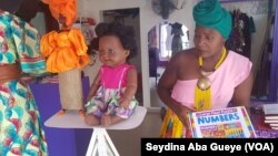 Etuma Seba, initiatrice du concept de la poupée noire à Dakar, au Sénégal, le 29 juin 2018. (VOA/Seydina Aba Gueye)