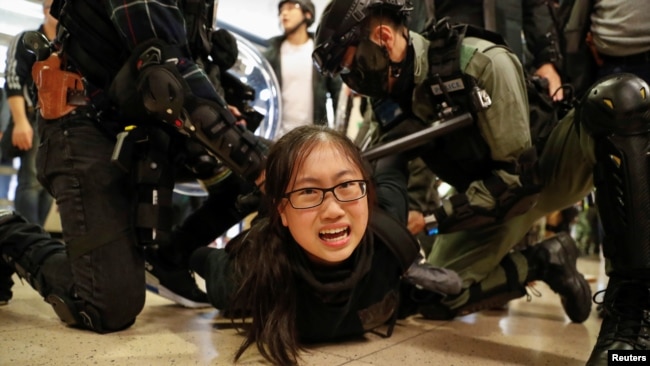 一名抗议者星期天（12月15日）在一家商场被警方拘捕。