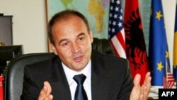 Ministri Hoxhaj dënon bllokimin e kufirit të paralajmëruar nga Vetvendosje