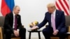 Donald Trump memberi isyarat saat pertemuan dengan Presiden Rusia Vladimir Putin di KTT G20, Osaka, Jepang, 28 Juni 2019. (Foto: REUTERS/Kevin Lamarque)