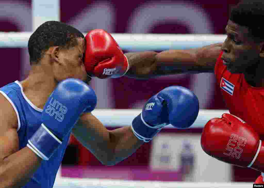 Cuba&#39;s Andy Cruz (R) lands a punch on Dominican Republic&#39;s Hendri Cedeno Martinez at the Pan American Games in Lima, Peru, July 29,2019.