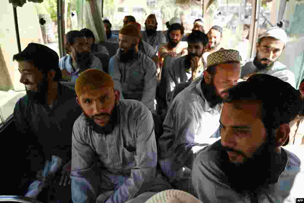 طالبان کے جنگ بندی کے اعلان کے بعد افغان صدر اشرف غنی نے دو ہزار طالبان قیدی رہا کرنے کا عندیہ دیا تھا۔ 