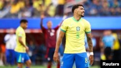 El centrocampista brasileño Lucas Paquetá (8) reacciona ante un intento de gol durante la primera mitad de un partido contra Costa Rica en el estadio SoFi, en California, EEUU. 