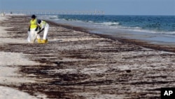 A exploração de petróleo é causa frequentye de derrames com as consequências representadas nesta foto do Verão de 2010, na costa do estado americano da Flórida.