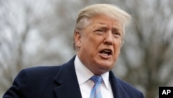 Presiden AS Donald Trump berbicara di halaman Gedung Putih