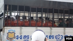 FILE: Prisoners sit in a prison truck at Phnom Penh Municipal Court in Phnom Penh, Cambodia, March 23, 2017. (Hean Socheata/VOA Khmer)