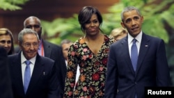 Presiden AS Barack Obama dan ibu negara Michelle menghadiri acara jamuan makan malam atas undangan Presiden Kuba Raul Castro (kiri) di Havana, Senin (21/3). 
