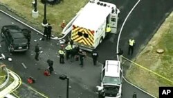 Imágen de la televisión que muestra a las autoridades investigando la escena del incidente en Fort Meade, Maryland.