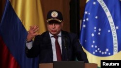 El presidente colombiano Gustavo Petro habla durante la inauguración de la Feria Internacional del Libro en Bogotá, Colombia, el 17 de abril de 2024. El mandatario desmintió informaciones sobre nuevas exigencias migratorias a venezolanos.