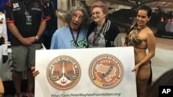 El actor Peter Mayhew ha recaudado hasta ahora más de 10.000 dólares a través de la venta de monedas conmemorativas que muestran las patas del peludo guerrero wookiee con sandalias y su carrillera de balas alrededor de un mapa de Venezuela. 