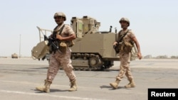 Para tentara dari Uni Emirat Arab melewati kendaraan militer di bandar udara Aden, Yaman. (Foto: Dok)