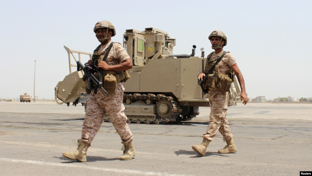 Para tentara dari Uni Emirat Arab melewati kendaraan militer di bandar udara Aden, Yaman. (Foto: Dok)