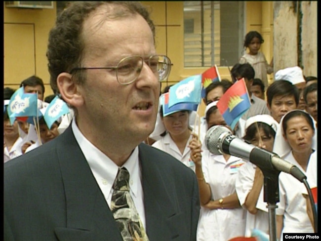 លោក​វេជ្ជបណ្ឌិត បេអាត រិចឆ្នឺរ​ (Beat Richner) ស្ថាបនិក​មន្ទីពេទ្យ​គន្ធបុប្ផា​ ក្នុង​ពិធី​សម្ពោធ​មន្ទីរពេទ្យ​គន្ធបុប្ផា​ដំបូង​គេ​បង្អស់​នៅ​កម្ពុជា កាលពី​ថ្ងៃទី២២ ខែកញ្ញា ​ឆ្នាំ​១៩៩២។ (រូបថត​ដក​ស្រង់​ចេញ​ពី​គេហទំព័រ​របស់​លោក Beat Richner)