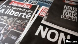 Portadas de los diarios en una oficina en Bordeaux, Francia.
