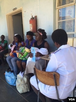 Mothers line up with their children for treatment at Bikita Rural District Hospital about 500 kilometers south of Harare. (Sebastian Mhofu for VOA)