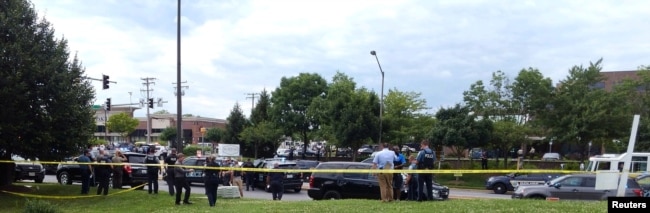 Police officers respond to an active shooter inside a building in Annapolis, Md., June 28, 2018.