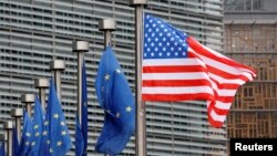 美國國旗和歐盟旗幟在布魯塞爾歐盟委員會總部大樓前飄揚。（2017年2月20日） 