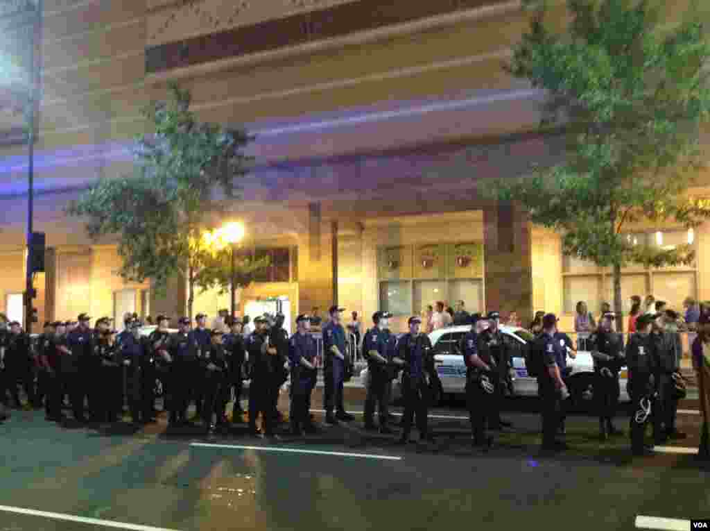 民主党代表大会会场外面的警察巡逻