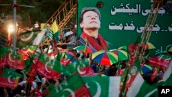 عمران خان می گوید آیندۀ نواز شریف را تاریک می بیند