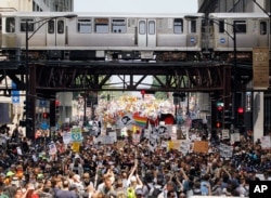 La foule des manifestants, dimanche à Chicago.