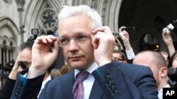 Le fondateur de WikiLeaks, Julian Assange, quitte la Haute Cour de Londres, en Angleterre, le 13 juillet 2011. (Reuters)