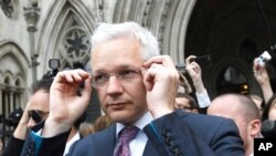 Le fondateur de WikiLeaks Julian Assange sort de la cour de Justice à Londres, Angleterre, 13 juillet 2011.