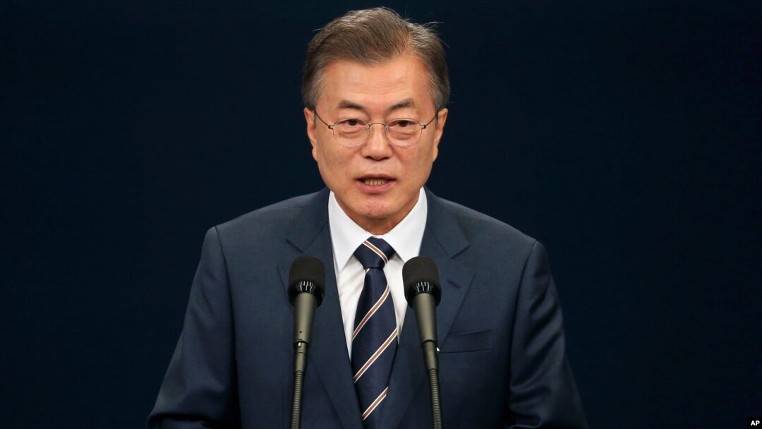 Presiden Korea Selatan Moon Jae-in memberikan konferensi pers di Seoul, Minggu (27/5).
