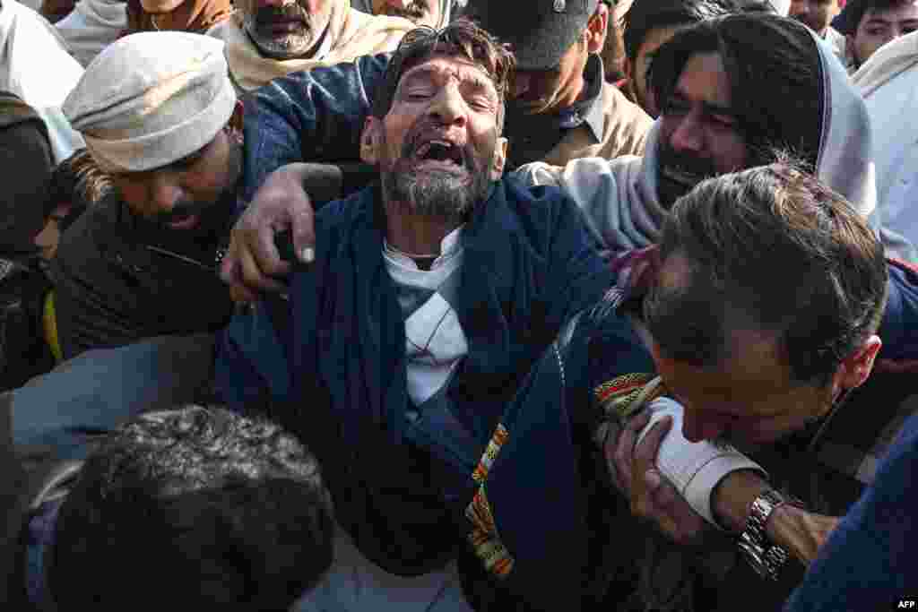 در پی حادثه دلخراش غرق شدن کشتی پناهجویان در آب&zwnj;های شمال غرب افریقا، خانواده&zwnj;های قربانیان پاکستانی در سوگ عزیزان خود ناله و گریان می کنند