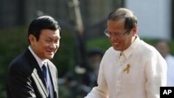 ປະທານາທິບໍດີຟີລິບປິນ ທ່ານ Benigno Aquino ທີ 3 (ຂວາ) ຈັບມືກັບປະທານປະເທດຫວຽດນາມ ທ່ານ Truong Tan Sang ໃນລະຫວ່າງພິທີຕ້ອນຮັບທີ່ທຳນຽບ Malacanang ໃນກຸງມະນີລາ (26 ຕຸລາ 2011)