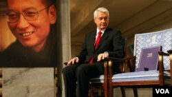 Ketua Komite Nobel Norwegia, Thorbjoern Jagland memandang ke arah kursi kosong di mana sertifikat Nobel Perdamaian bagi Liu Xiaobo diserahkan di Oslo, Jumat malam.