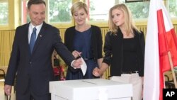 2015年5月24日保守派人士杜达(左)准备投自己的票