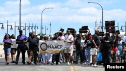Warga melakukan aksi protes atas pembunuhan Jayland Walker oleh polisi setempat dalam demonstrasi di Akron, Ohio Minggu (3/7). 