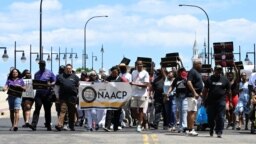 Warga melakukan aksi protes atas pembunuhan Jayland Walker oleh polisi setempat dalam demonstrasi di Akron, Ohio Minggu (3/7). 