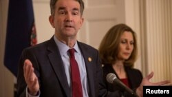 El gobernador de Virginia, Ralph Northam, es acompañado por su esposa, Pamela Northam, durante una rueda de prensa en Richmond, Virginia, el 2 de febrero de 2019.