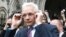 Le fondateur de WikiLeaks, Julian Assange, quitte la Haute Cour de Londres, en Angleterre, le 13 juillet 2011. (Reuters)