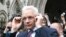 Le fondateur de WikiLeaks, Julian Assange, quitte la Haute Cour de Londres, en Angleterre, le 13 juillet 2011.