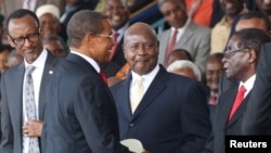 Président Paul Kagame du Rwanda, à gauche, et le Président Yoweri Museveni de l'Ouganda, 2 à droite, regardent le président sortant Jakaya Kikwete de la Tanzanie, 2e à gauche, saluer le président Robert Mugabe du Zimbabwe avant la cérémonie d'investiture du président élu John Magufuli au stade Uhuru à Dar es Salaam, 5 novembre 2015. REUTERS / Emmanuel Herman 