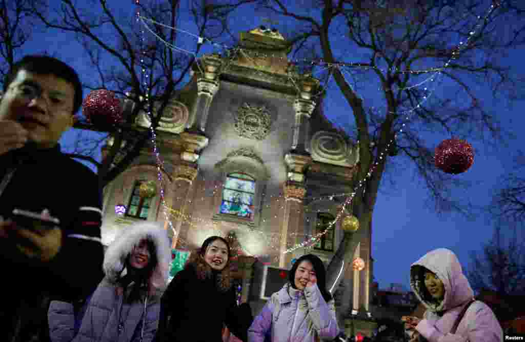 2017年12月24日，圣诞节前夕，人们到达宣武门天主堂（北京市西城区前门西大街141号）。这是北京最早建立的天主教堂，俗称南堂，是天主教北京教区的主教座堂。清代皇帝顺治曾24次亲临南堂，雍正和乾隆皇帝都曾为重修而拨款，但这座教堂也被道光朝廷没收过，被义和团围攻过，被红卫兵冲击过。1979年圣诞节前夕，中国天主教爱国会自选自圣主教傅铁山在此接受神职，标志着天主教在中国大陆恢复活动。