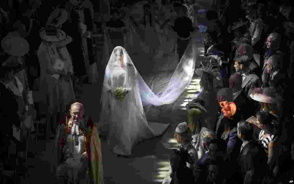 런던 인근 윈저성의 왕실 전용 예배당인 세인트 조지 채플에서 영국의 해리 왕자와 시부 메건 마클의 결혼식이 거행된 가운데 공작부인이 된 메건 마클이 단상을 향해 걷고 있다.